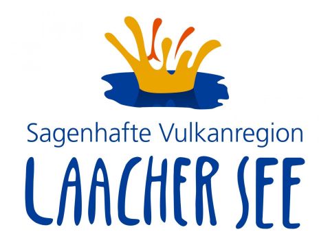Ein Logo, das die Vulkanregion Laacher See darstellt. Es zeigt Wasser und eine farbenfrohe Krone.