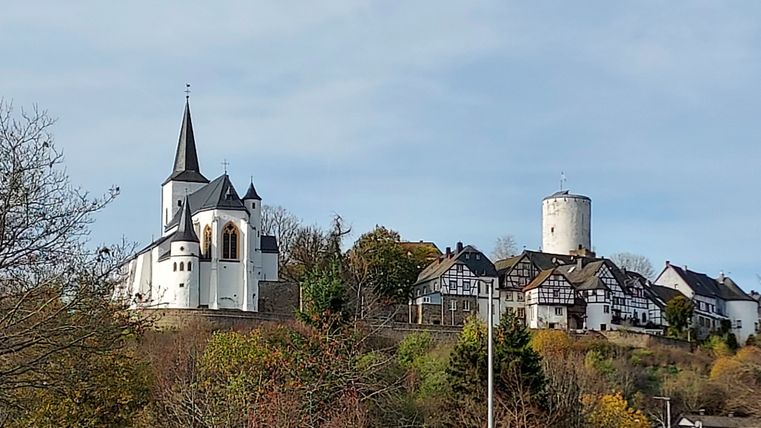 Vue sur le château de Reifferscheid et les maisons à colombages environnantes.