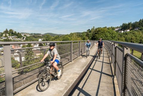 Radfahrer überqueren eine Brücke