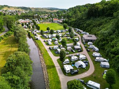 Blick auf einen Campingplatz am Fluss