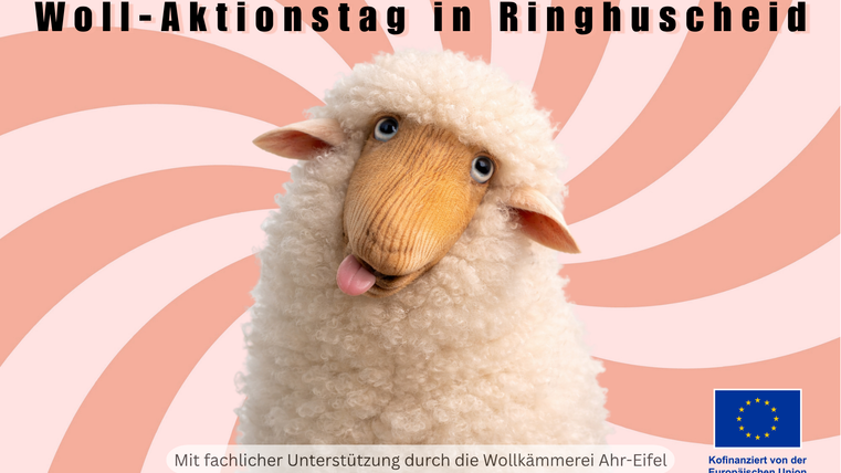 Ein fröhliches Schaf mit einem lustigen Gesichtsausdruck vor einem bunten, gewellten Hintergrund. Das Bild ist für den Woll-Aktionstag in Ringhuscheid.