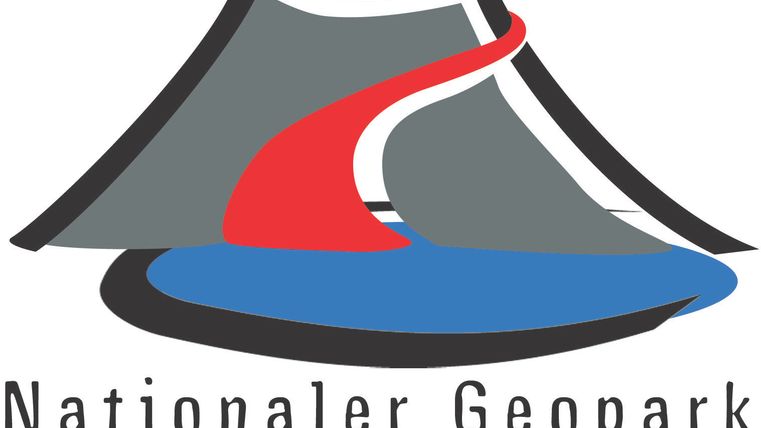 Logo des Nationalen Geoparks Laacher See. Es zeigt einen stilisierten Vulkan und einen See in lebhaften Farben.