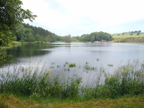 La vue sur le lac de barrage et les forêts et prairies avoisinantes