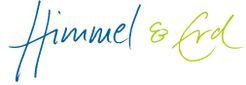 Der Hintergrund des Logos ist weiß. Im Vordergrund befindet sich der Schriftzug ,,Himmel & Erd" in den Farben blau und grün.