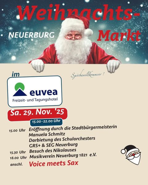 Een vrolijke kerstman in een rode outfit staat voor een bord. De achtergrond toont een winterse, feestelijke sfeer met sneeuw.