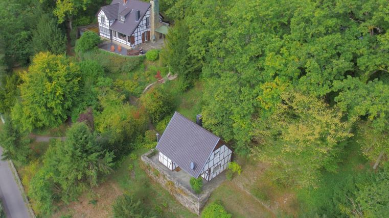 Deux belles maisons sont entourées de verdure dense. L'emplacement paisible offre beaucoup d'espace dans la nature.