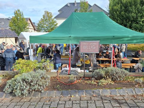 Verkaufstände in Pavillions auf dem Dorfplatz in Billig