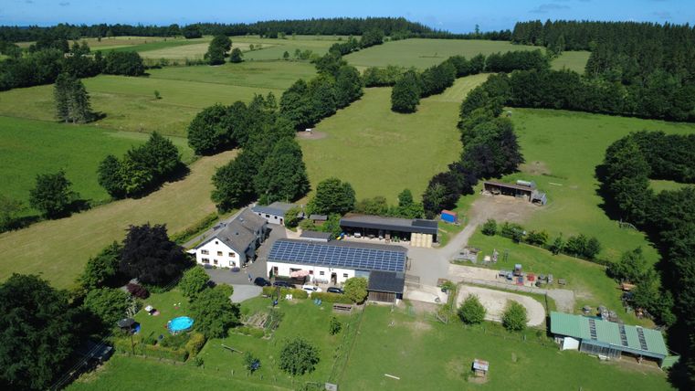 A charming landscape with the farmhouse in the center.
Surrounded by green meadows, trees, and hedges, the farm (625 m above sea level) extends into a spacious, untouched environment.