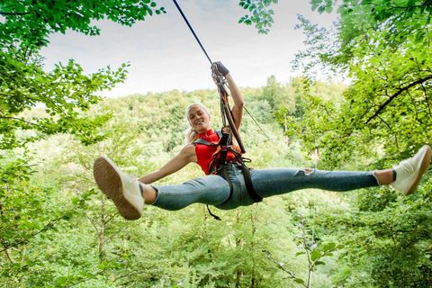 Bild Frau Ziplining