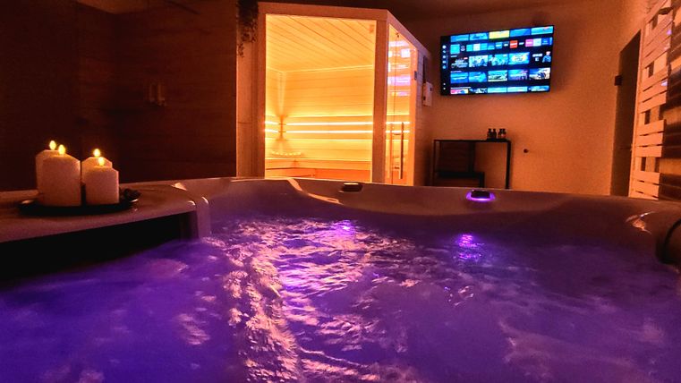 Private wellness area of the apartment "Ring Deluxe" with sauna and whirlpool.