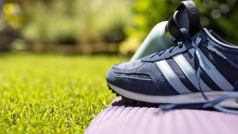 Turnschuh auf Sportmatte