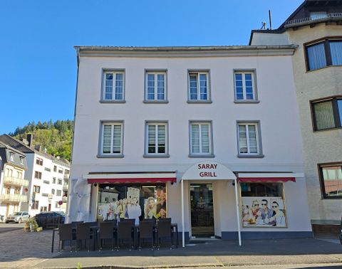 Ein Restaurant namens "Saray Grill" mit einer einladenden Außenfassade. Vor dem Gebäude stehen Tische und Stühle für Gäste im Freien.