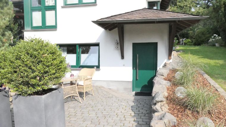 Idyllischer Eingangsbereich zur Ferienwohnung am Waldweg.