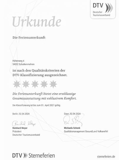 Een certificaat dat een vakantieverblijf met vijf sterren onderscheidt. Het bevestigt de hoge kwaliteitsnormen en het exclusieve comfort van de accommodatie.