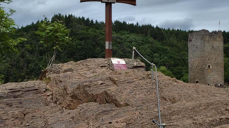 Het topkruis markeert de uitgang van de Niederburgetappe van de Burgenklettersteig.