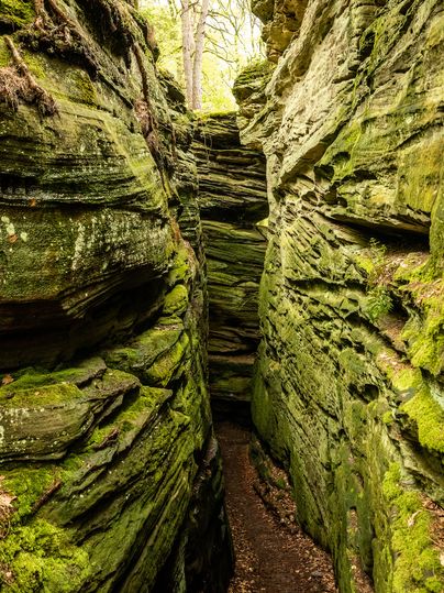 Mächtige Felsen mit einem engen Durchgang