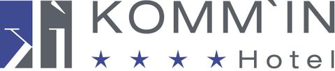 Een modern logo van het hotel "Komm'in" met vier sterren. Het ontwerp is eenvoudig en aantrekkelijk, ideaal voor gastvrijheid.