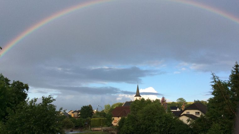 Arc-en-ciel au-dessus de tuyau