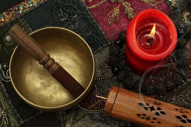 Klangschale und rote brennende Kerze