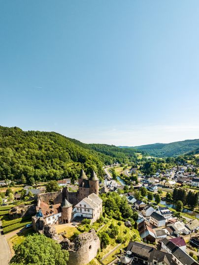 Über dem Eifelort Mürlenbach thront die majestätische Bertradaburg bei herrlichem Wetter.