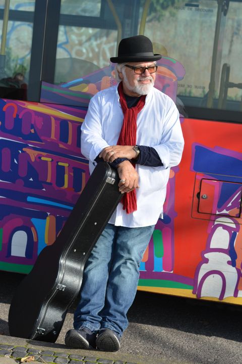 Een indrukwekkend kasteel omringd door weelderig groen en zachte heuvels. De heldere lucht straalt boven het historische landschap.