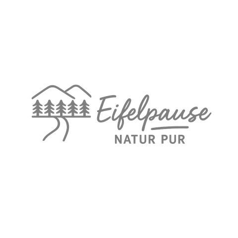 Ein Logo mit dem Schriftzug "Eifelpause" und der Unterzeile "Natur pur". Im Hintergrund sind stilisierte Berge und Bäume abgebildet.