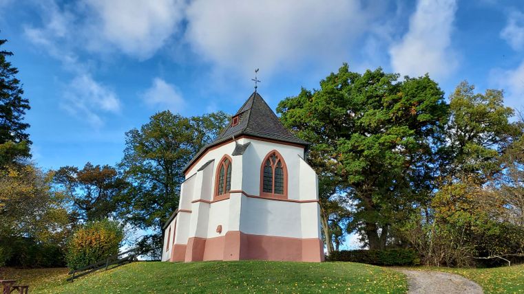 De Ahr-kapel bij Engelgau met bomen op de achtergrond.