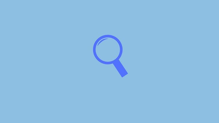 Une loupe sur un fond bleu. L'image symbolise la recherche et la découverte.