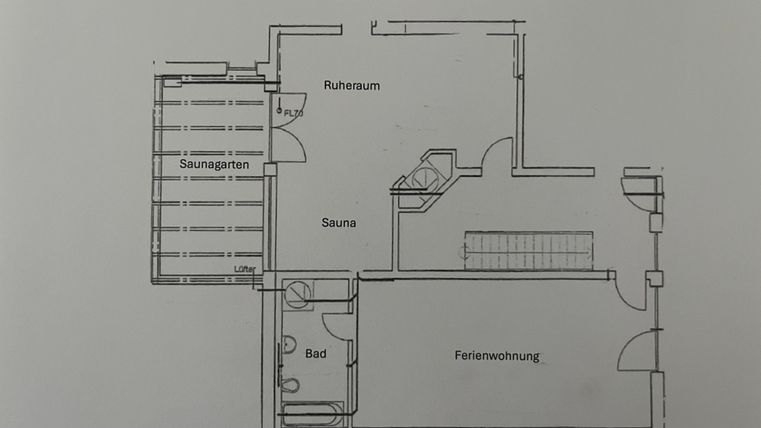 Un plan d'un bâtiment avec une salle de bain, un sauna et un salon. Le plan montre également l'emplacement d'un appartement de vacances et un jardin de sauna.