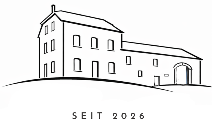 Een eenvoudige, zwarte lijntekening van een huis met meerdere ramen. Onder het huis staat de tekst "SINDS 2026".