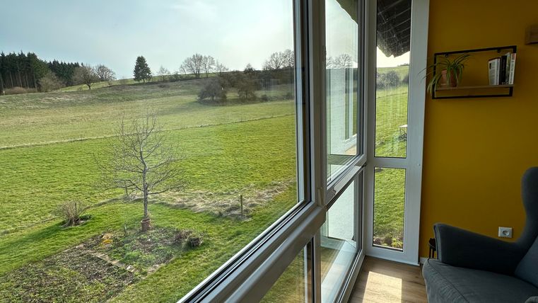 Blick aus dem Wintergarten in die Landschaft