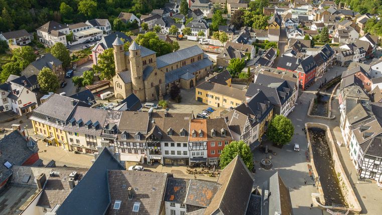 Aerial view of Bad Münstereifel with historic buildings and church.
