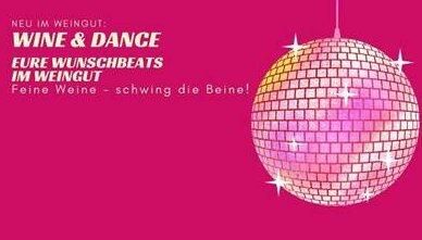 Ein auffälliges Plakat in leuchtendem Pink mit einer Discokugel. Es bewirbt eine Veranstaltung namens "Wine & Dance" im Weingut.