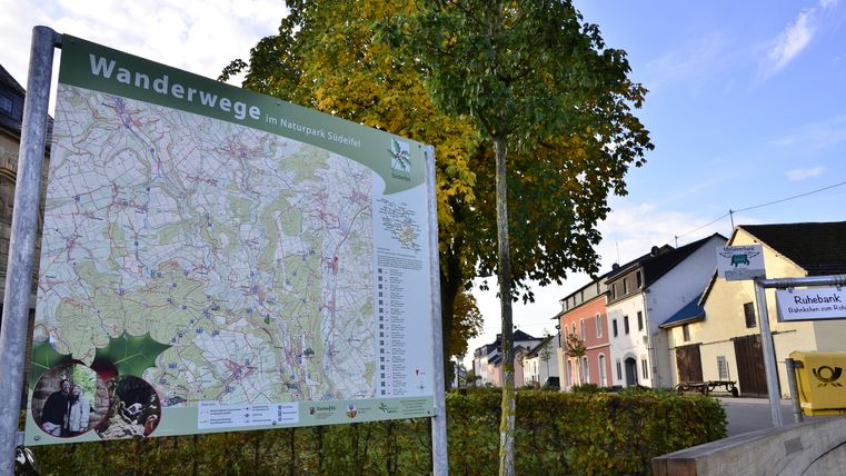 Carte de randonnée dans le parc naturel Südeifel avec les bâtiments et les arbres environnants.