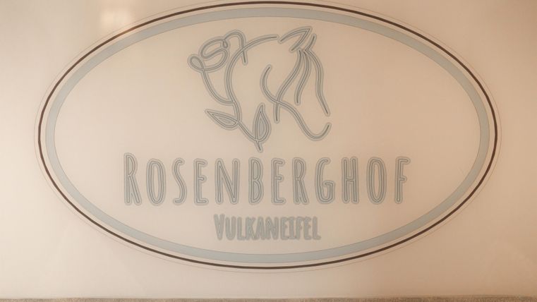 Une plaque avec l'inscription "ROSENBERGHOF" et l'annotation "VulkanEifel". Le design présente une représentation stylisée d'un animal.