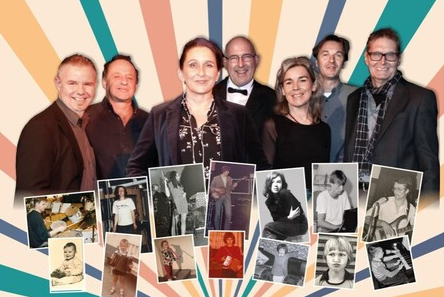 Un groupe de six personnes se tient devant un fond coloré et éclatant. Autour d'eux, différentes anciennes photos sont disposées, représentant des souvenirs.