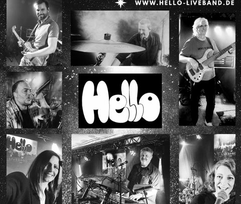 Een band met meerdere muzikanten op het podium. Op de voorgrond staat het logo "Hello".