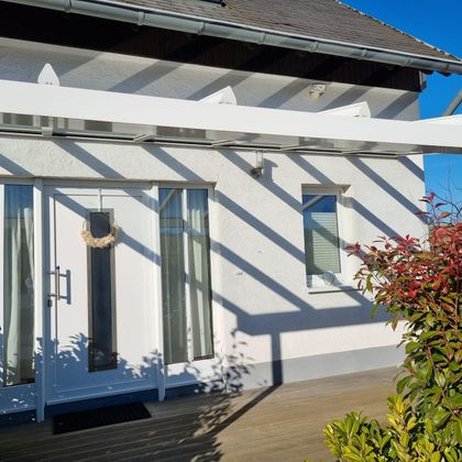 Aanzicht van het gebouw met voortuin