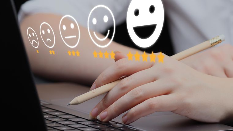 Bewertungsskale mit Emojies und Sternen