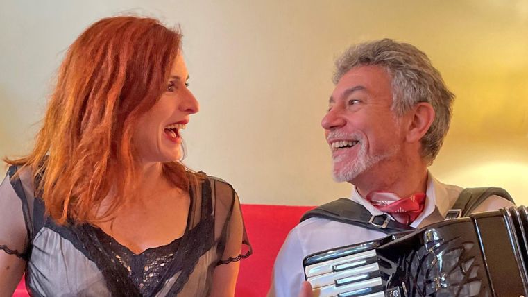 2 Musiker, einer mit Zieharmonika