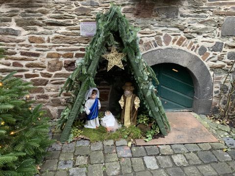 Krippe vor Haus in Monreal