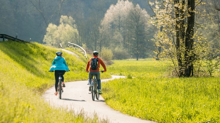 Zwei Radfahrer fahren auf einem Radweg
