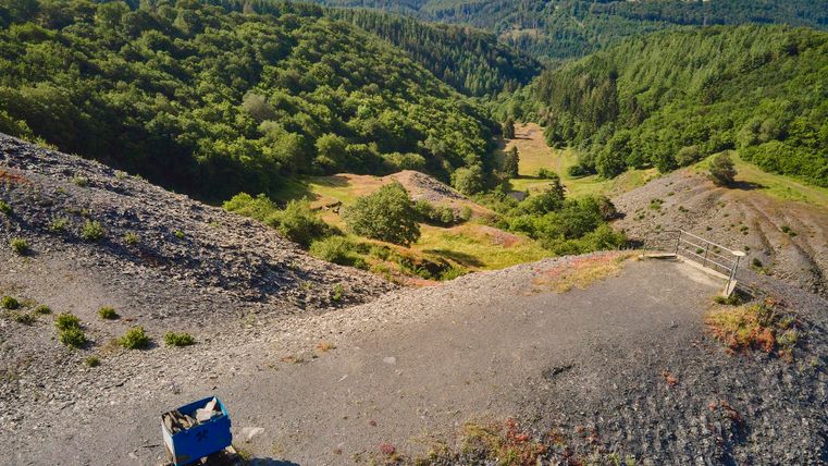 Von tollen Aussichtspunkten eröffnet sich ein einzigartiges Panorama ins Kaulenbachtal. Die alten Loren erinnern an vergangene Zeiten, während die Natur sich das Gelände zurückerobert – ein magischer Ort zwischen Geschichte und Weite.