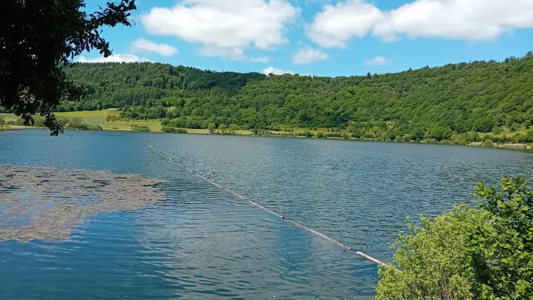 Het Meerfelder Maar kenmerkt zich door de goede waterkwaliteit. Hier kan men zwemmen en tegelijkertijd genieten van de voordelen van het aangrenzende natuurreservaat. De omgeving wordt gekenmerkt door groene heuvels en bossen onder een blauwe lucht.