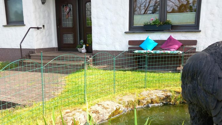 Entrance area with seating by the pond