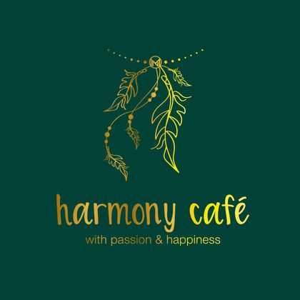 Donkergroene achtergrond met gouden tekst "harmony café with passion & Happiness" daarop onder een gouden guirlande.