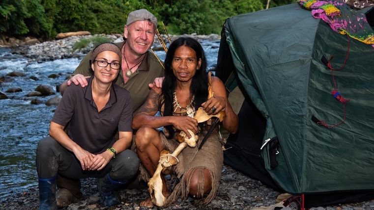Eine beeindruckende Wüstenlandschaft mit roten Felsen und monumentalen Tafelbergen. Der klare Himmel ergänzt die rustikale Schönheit der Umgebung.