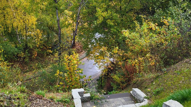 Een pad met stenen treden leidt omhoog naar haar appartement