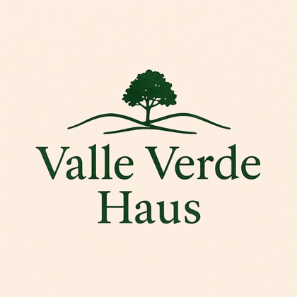 Ein einfaches Logo mit dem Schriftzug „Valle Verde Haus“ und einem Baum. Die Farben sind grün und beige.