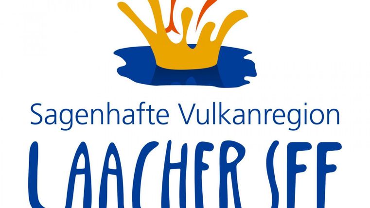 Een kleurrijk logo van de Vulkaneifel-regio met de naam "Laacher See". Het ontwerp toont een wateroppervlak met daarboven een gestileerde kroon.